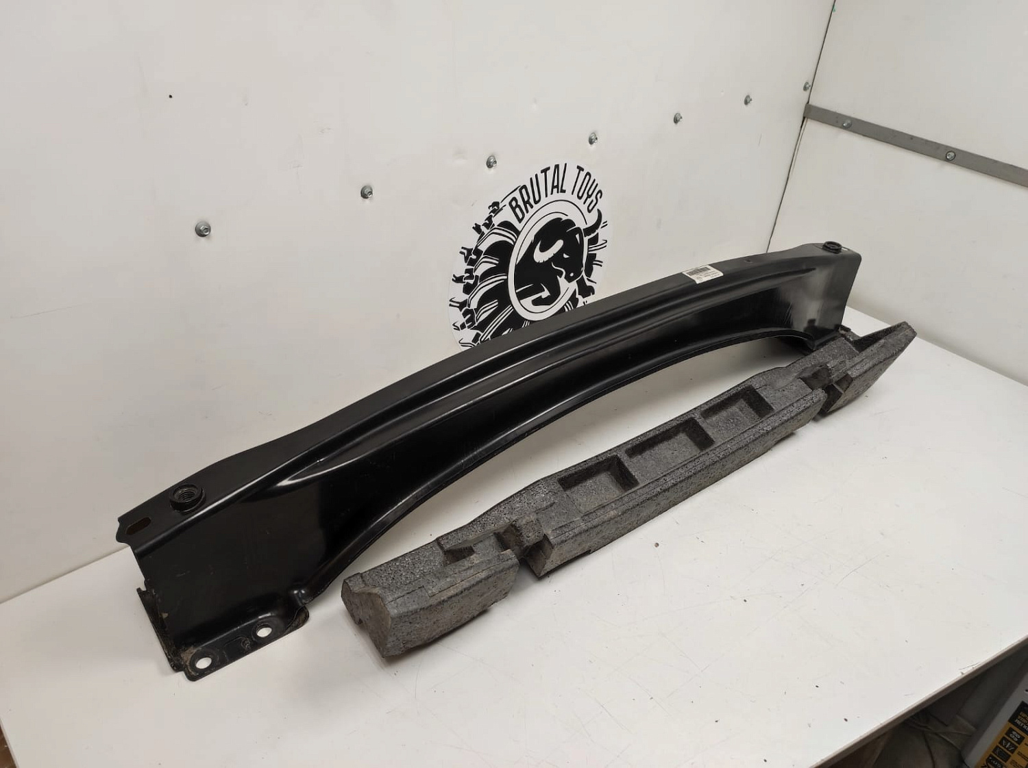 Усилитель бампера Volkswagen Toureg 2013 бу